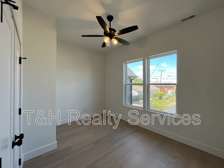 930 Woodlawn Ave — Photo 17
