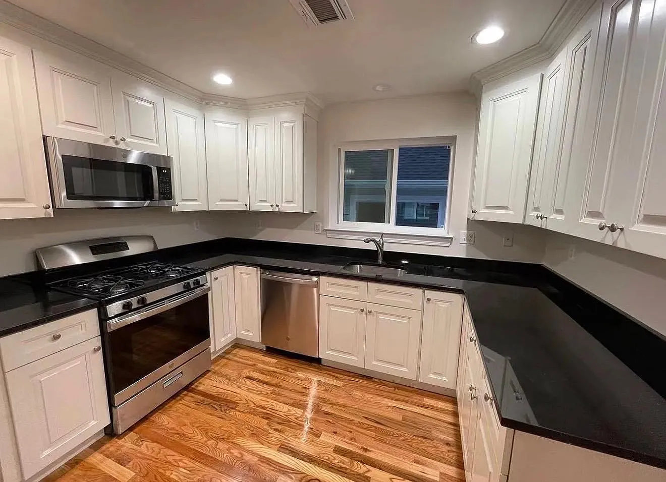 3 bed, 1300 sqft, $3,100 — Photo 2