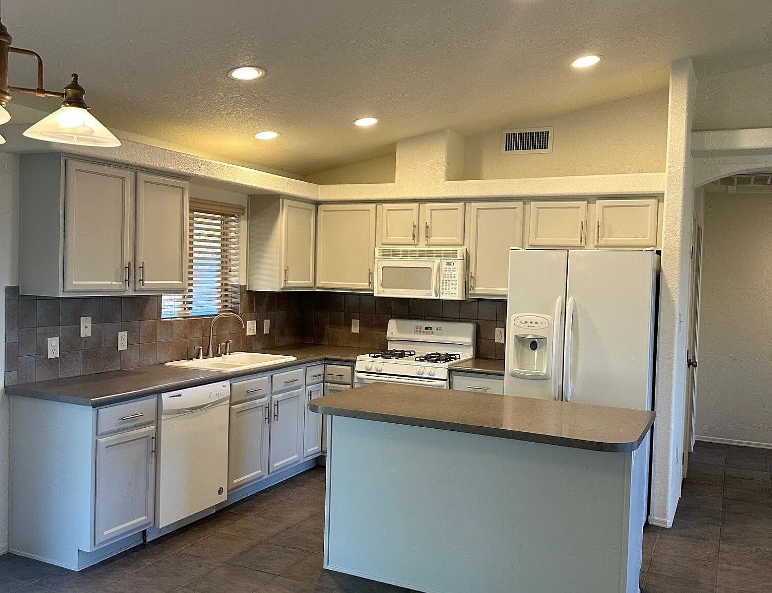 3 bed, 2.0 bath, 1223 sqft, $1,800 — Photo 2
