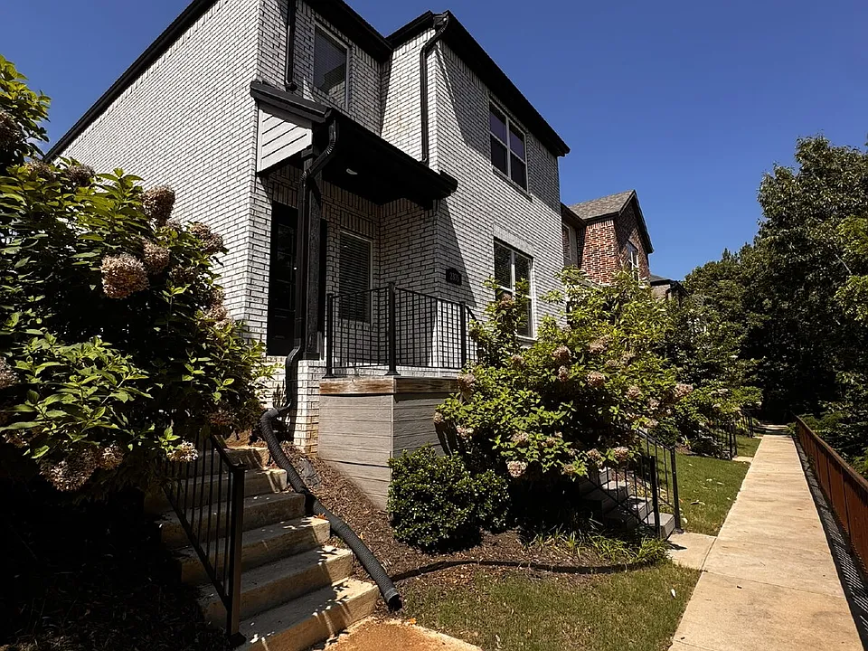 2375 E Amherst Aly