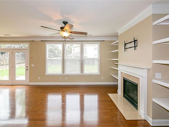 4th image of 402 Waverly Pl