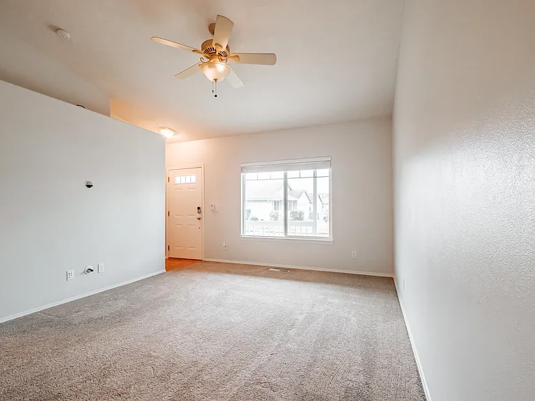 831 NW Teak Loop — Photo 8