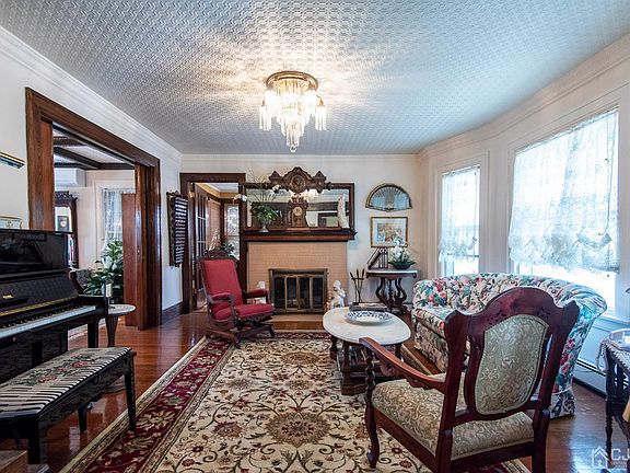 5th image of 204 Lincoln Ave