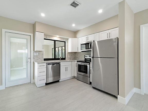 4th image of 1950 NE 6th St #1