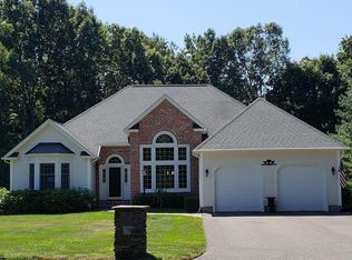 14 Pembroke Ln, Agawam, MA 01001