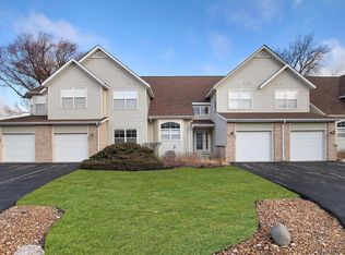 201 Abbey Ridge Ct, Fontana, WI 53125