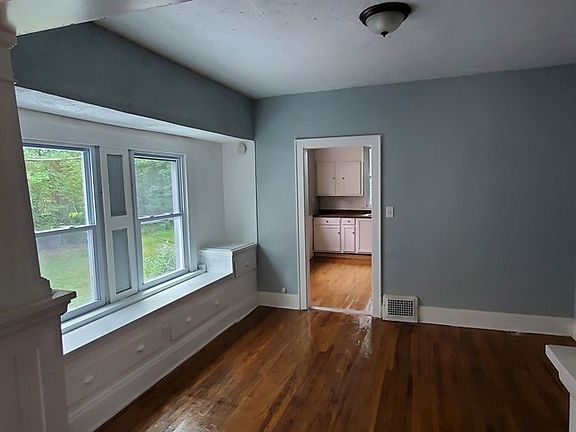 3rd image of 3034 E 130th St
