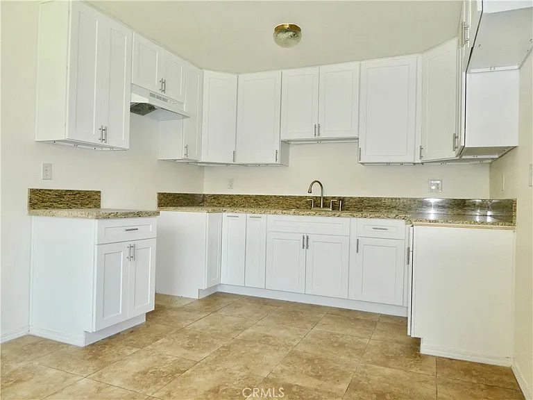 966 W Pine St — Photo 5