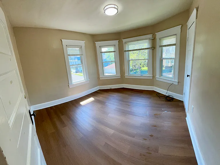 71 Schubert St — Photo 4