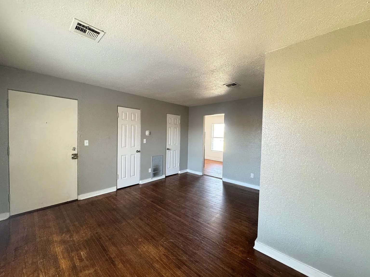 Charming 2 Bed/1 Bath Apartment in OKC — Photo 4