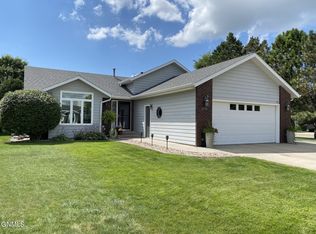 2975 Warwick Pl, Bismarck, ND 58504