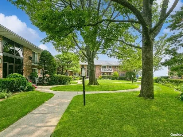 1 Toms Point Lane #1F, Port Washington, NY 11050