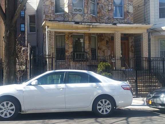 3rd image of 2815 Creston Ave