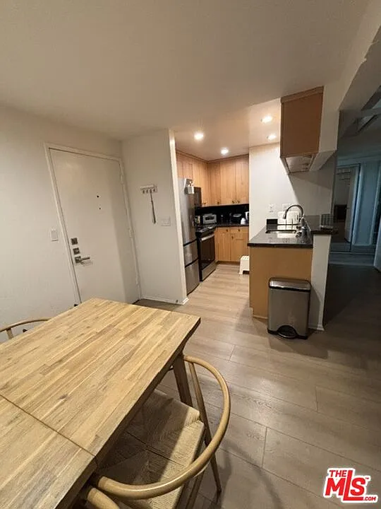 2 bed, 1.0 bath, 834 sqft, $3,600 — Photo 4