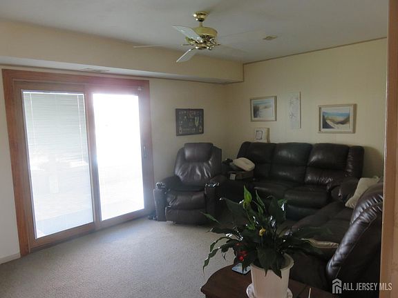 5th image of 14 Sterling Ct
