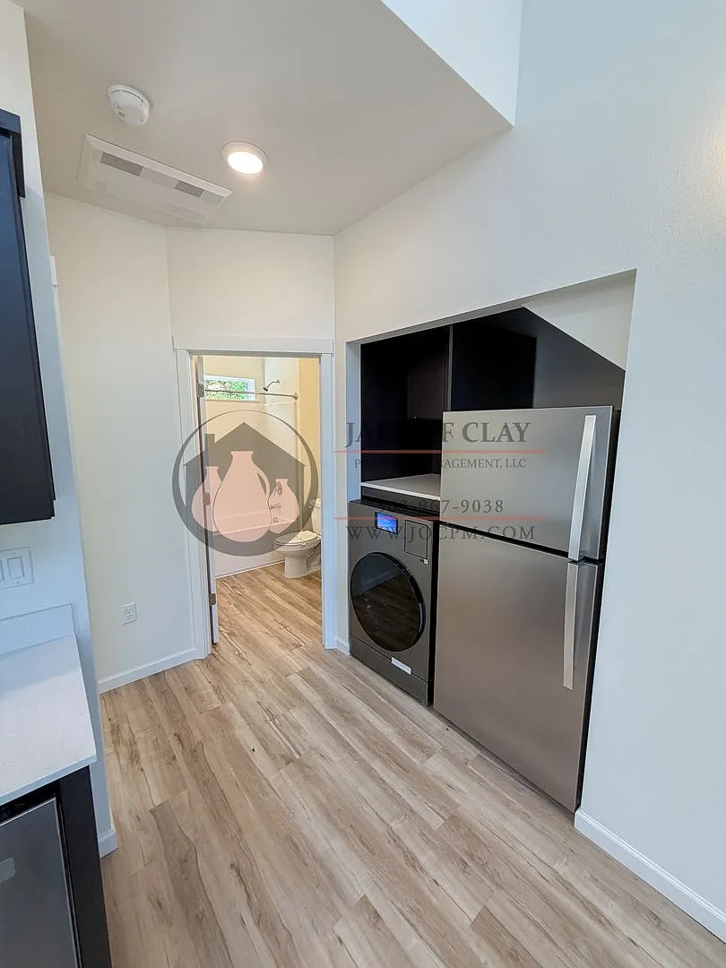 Bright and Cozy Two Bedroom Cottage — Photo 3