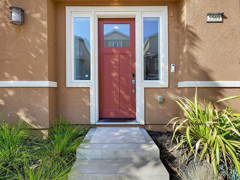 5569 Azalea Way — Photo 3