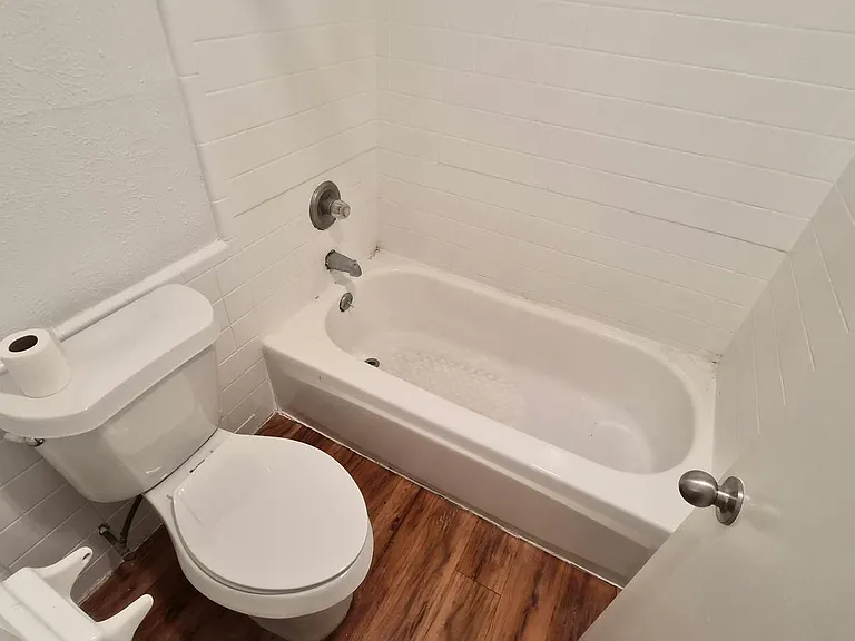 Tradewinds Condominiums — Photo 24
