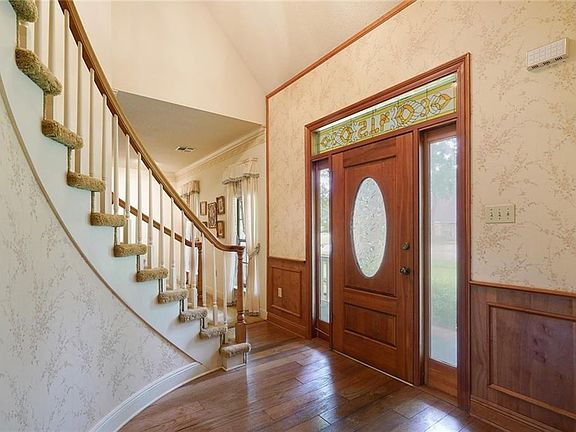 4th image of 415 Laura Dr N