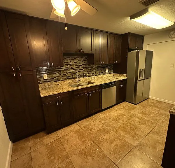 2308 Shelley St — Photo 2