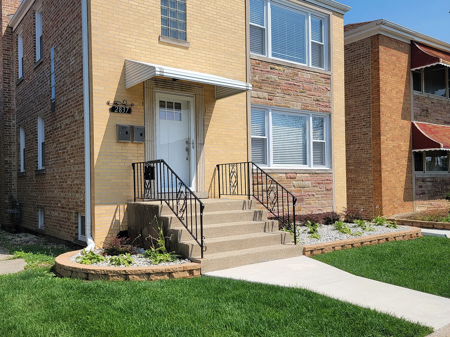 2 bed, 900 sqft, $1,900 — Photo 1
