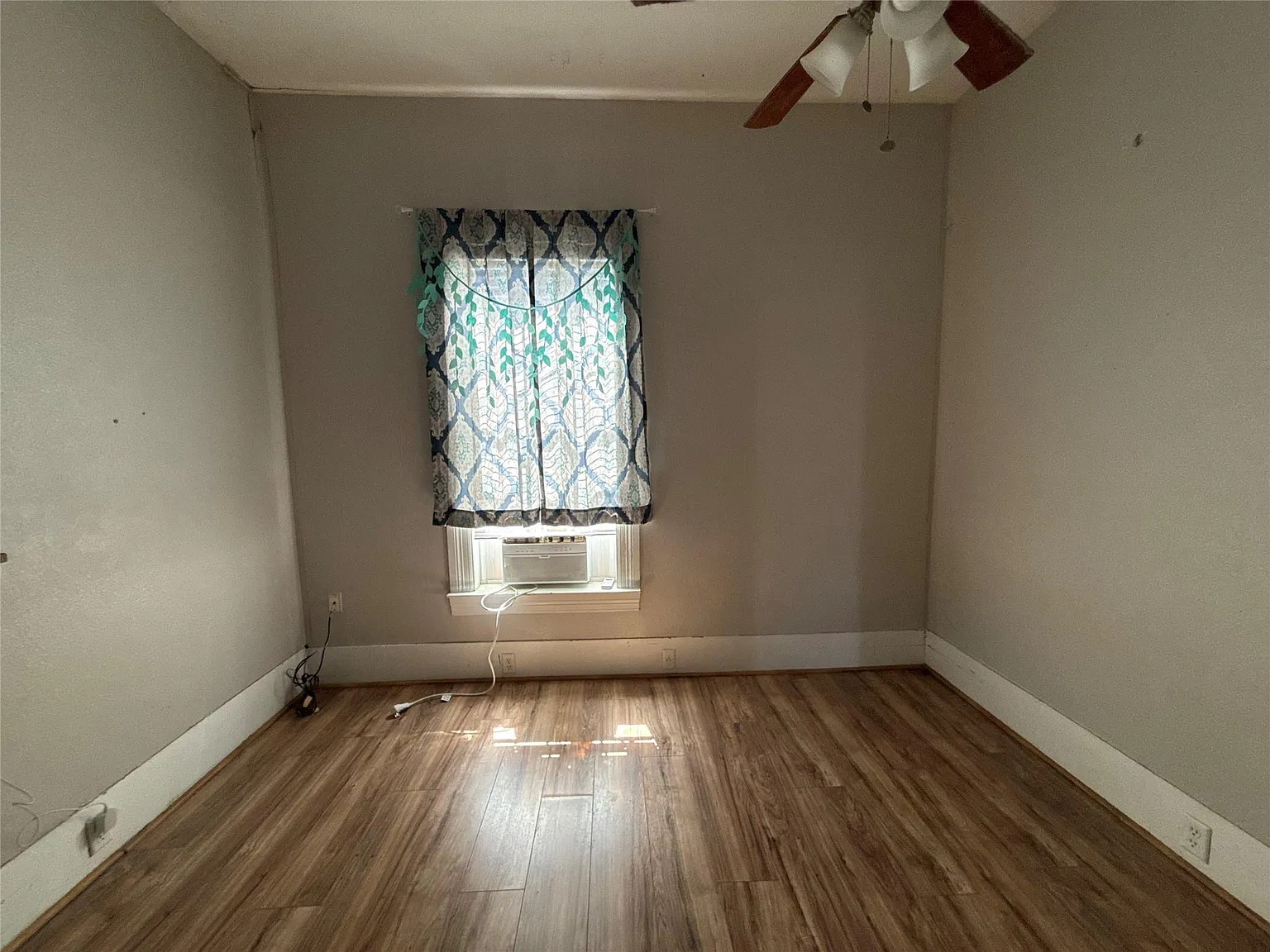3 bed, 1.0 bath, 1859 sqft, $1,650 — Photo 2