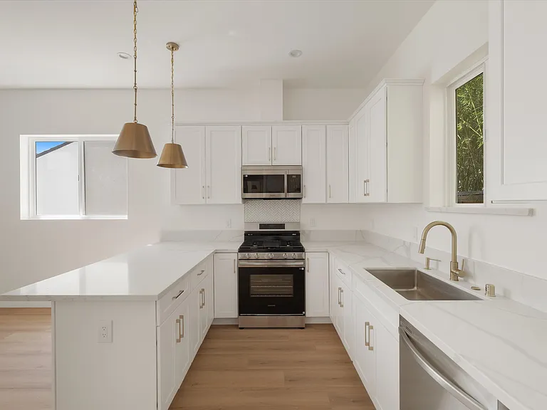 10558 Encino Ave — Photo 5