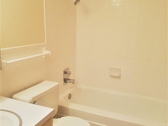 Bathroom with bathtub/shower