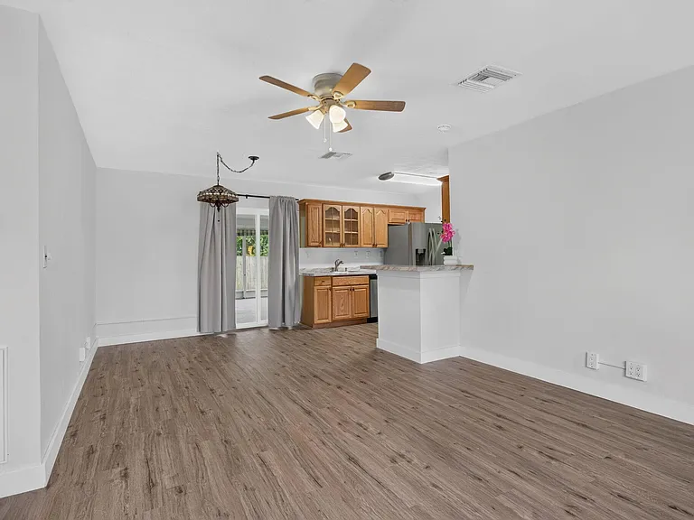 540 NE 61st Ct — Photo 9