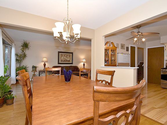 5th image of 406 N Wilmette Ave