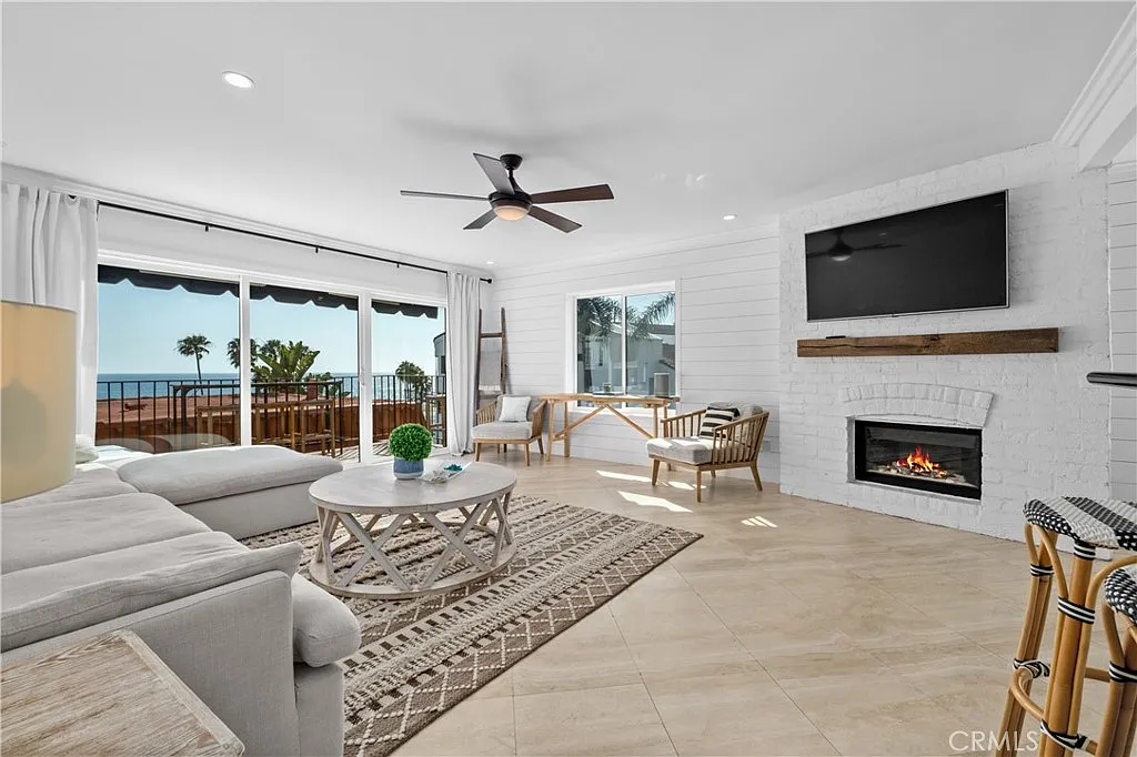 2 bed, 1184 sqft, $8,900 — Photo 1