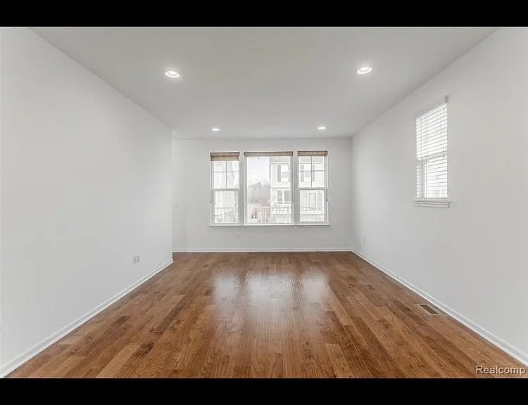 4585 Bradley Cir — Photo 4