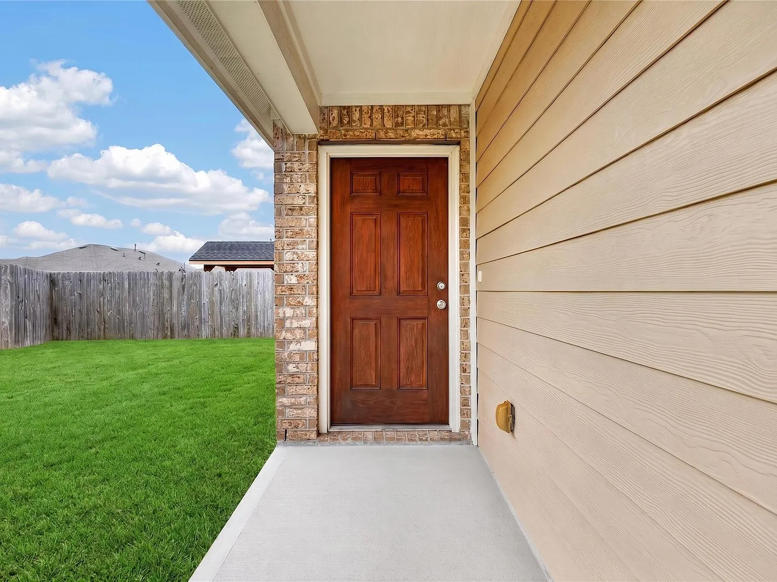 3 bed, 2.0 bath, 1369 sqft, $2,050 — Photo 4