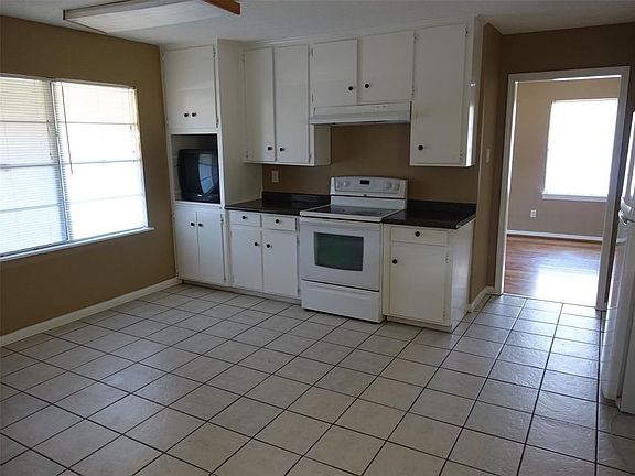 2nd image of 1504 Greenbriar Ave