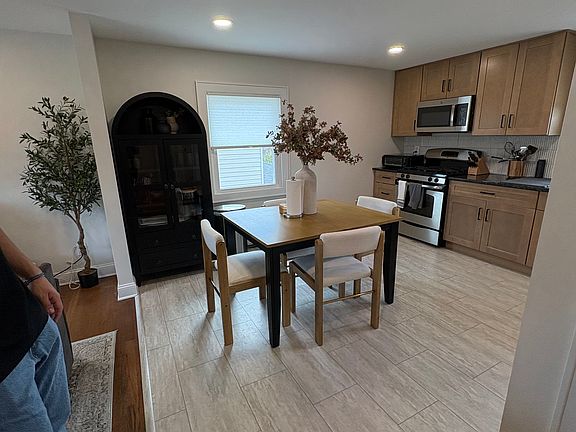 5th image of 352 New York Ave Floor 2