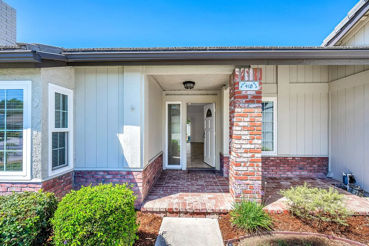 3 bed, 2.0 bath, 1712 sqft, $4,900 — Photo 3