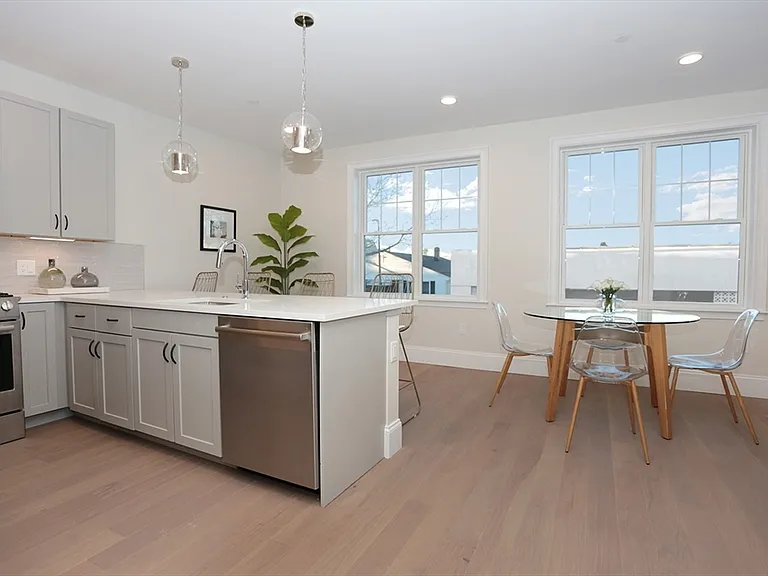 336 Chelsea St #ST — Photo 3
