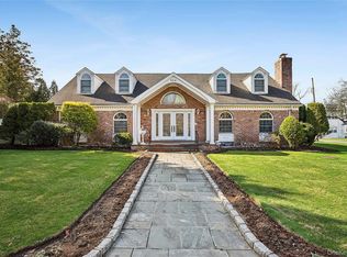 104 Grosvenor, Douglaston, NY 11363