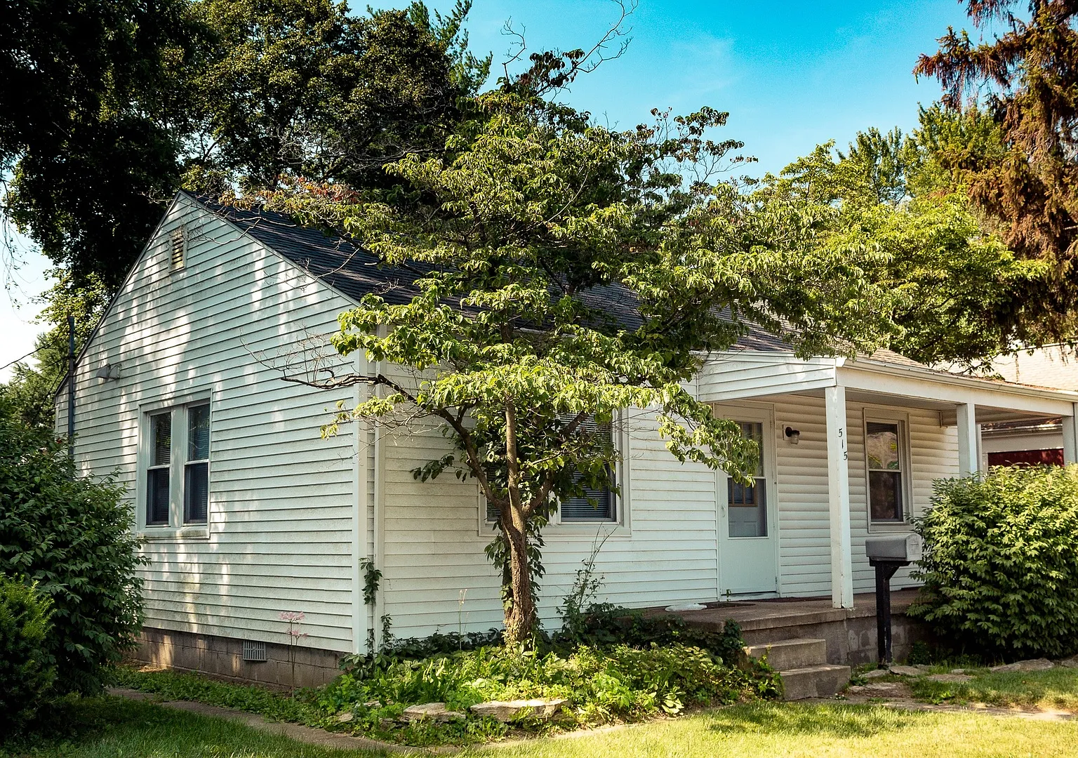 3 bedroom and 1 bathroom house located within minutes of campus! — Photo 1