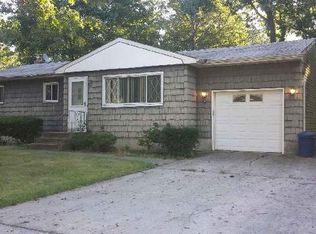 41 Laurel St, Holbrook, NY 11741