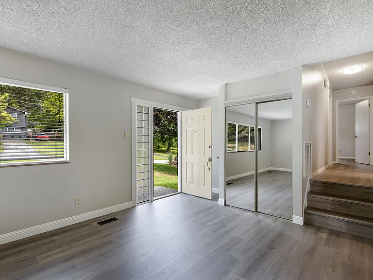 1505 Aldenwood Ln — Photo 6