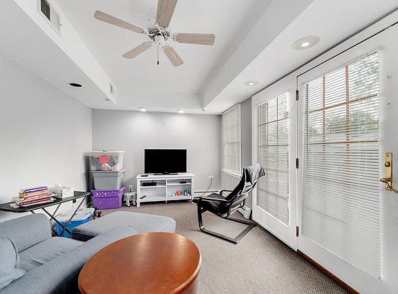 5th image of 1017 W Hillgrove Ave