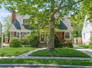 118 Devonshire Dr, New Hyde Park, NY 11040