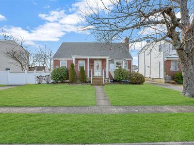 35 W Belle Terre Avenue, Lindenhurst, NY, 11757