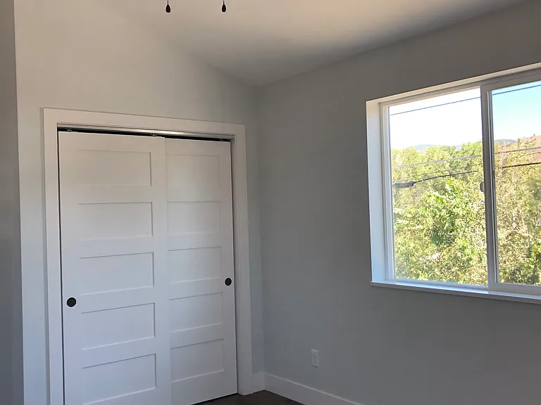 702 W 1st St #2 — Photo 5