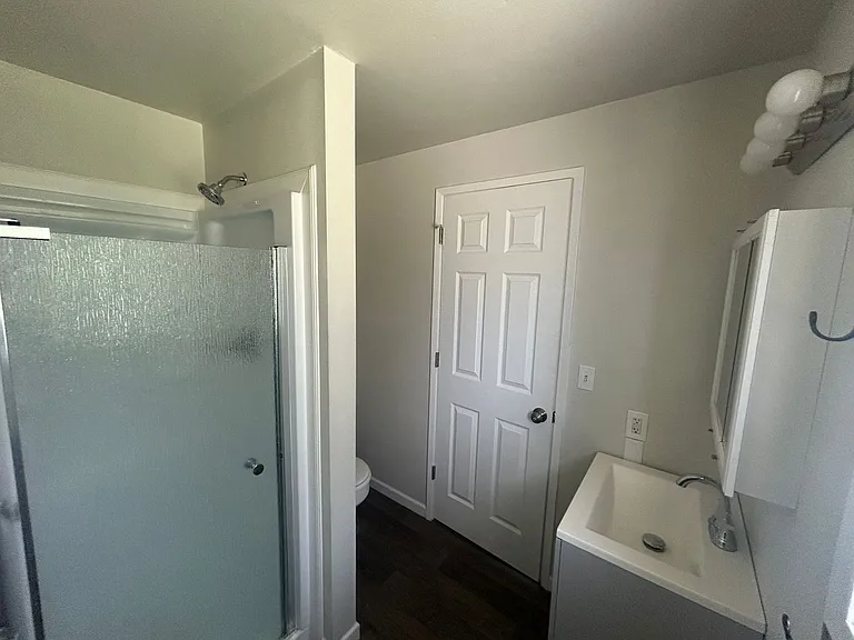 1320 Summers Ln — Photo 4