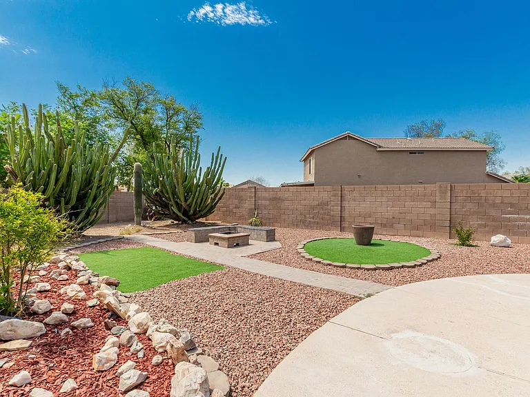 12823 W Ash St — Photo 32