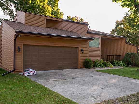 2nd image of 54949 Highland Dr