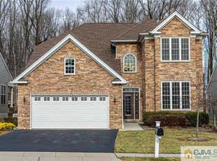 10 Delmore Dr, Kendall Park, NJ 08824