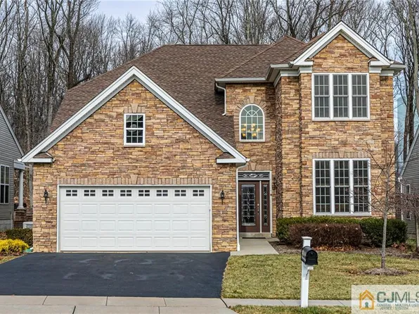 10 Delmore Dr, Kendall Park, NJ 08824